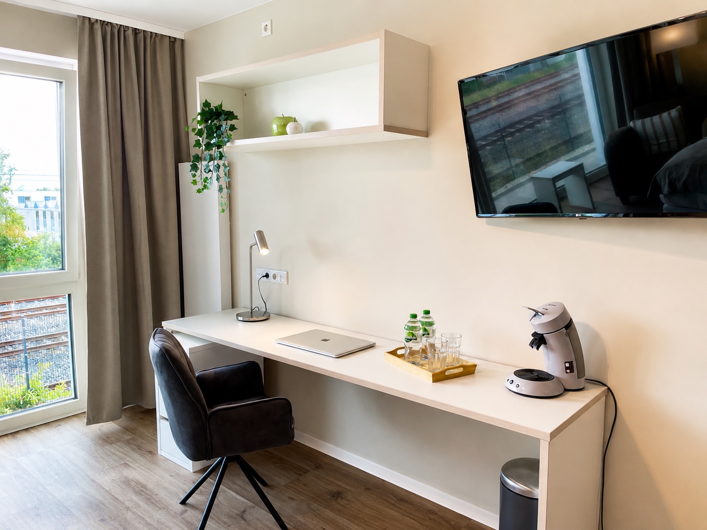 Arbeitsplatz mit Highspeed-Internet und TV
